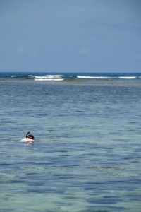 石垣島の米原ビーチでシュノーケリングをする人