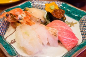 金沢市近江町市場の新鮮な魚介類（寿司）